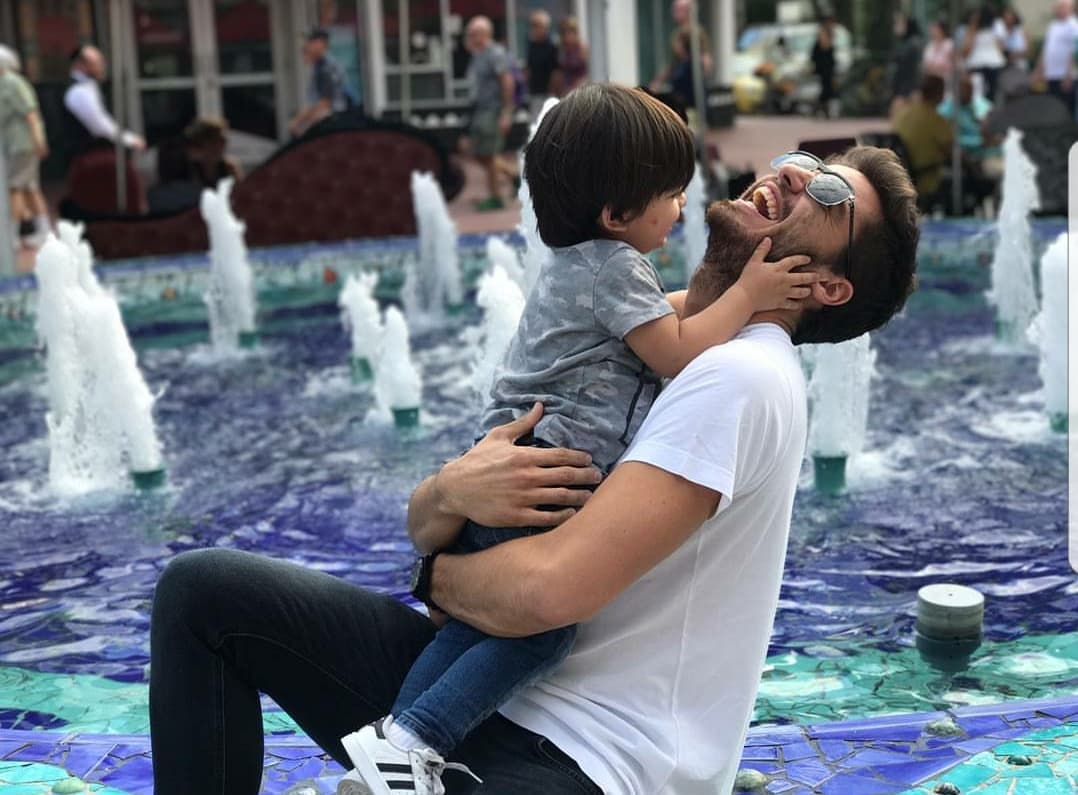 Maxi Iglesias es el padrino de Matteo, el hijo de Alejandra Espinoza y Aníbal Marrero.