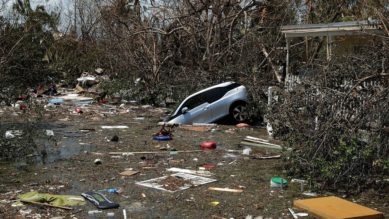 En medio de la basura y escombros así quedó esta camioneta. Se estima que en los Cayos, Florida, donde fue tomada esta foto,
<b>25% de los hogares quedaron destruidos y 65% sufrieron daños</b> severos al recibir el impacto directo del huracán.