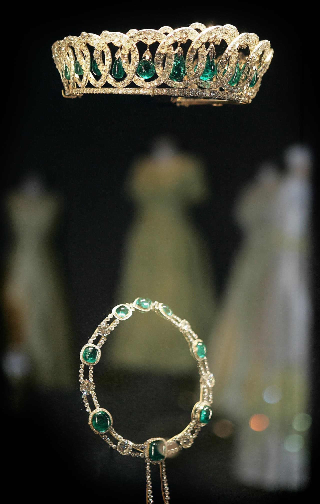 "Tuvimos cuidado de elegir las piezas que pertenecían y que estaban en posesión de los personajes representados que las usaban en ese momento (donde se sitúa la película)", comentó la vestuarista.