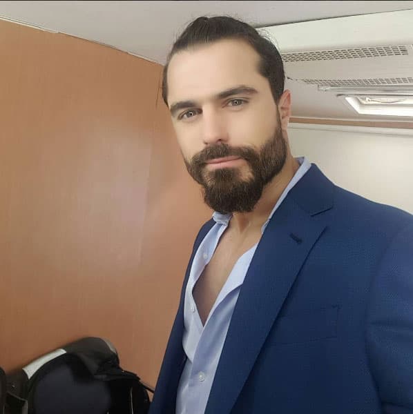 El 5 de mayo 
<b><a href="https://www.univision.com/famosos/actor-de-mi-marido-tiene-familia-sufre-crisis-respiratoria-tras-contraer-covid-19-por-entregar-despensas-fotos" target="_blank">el actor Nacho Casano</a></b>, recordado por su participación en 
<b><a href="https://www.univision.com/shows/mi-marido-tiene-familia" target="_blank">Mi Marido Tiene Familia</a></b>, informó a través de sus redes sociales que había dado positivo, luego de varios días de presentar síntomas como fiebre, cansancio y dolor de cabeza. Logró superar a la enfermedad.
<br>