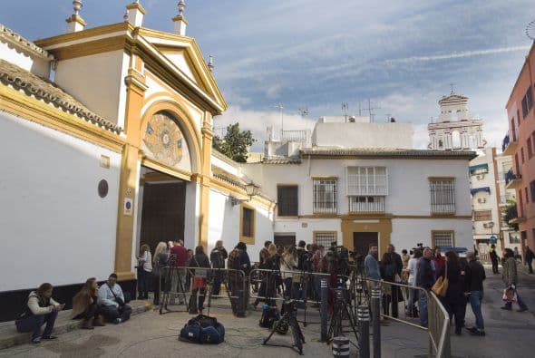 La Duquesa de Alba decidió dejar el hospital y regresar a su casa, el Palacio de las Dueñas, donde las cámaras ya la esperaban.