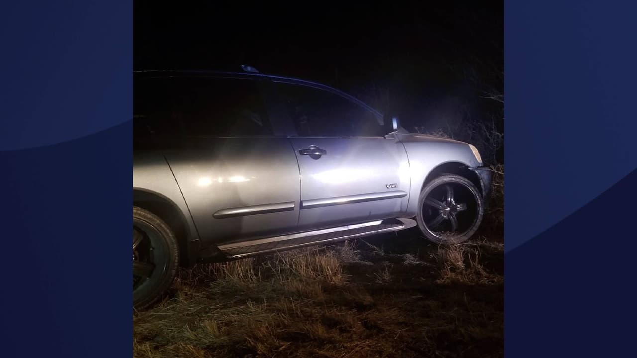 De acuerdo con las autoridades, cuando un agente intentó detener el vehículo el conductor continuó manejando hacia la Autopista 92.