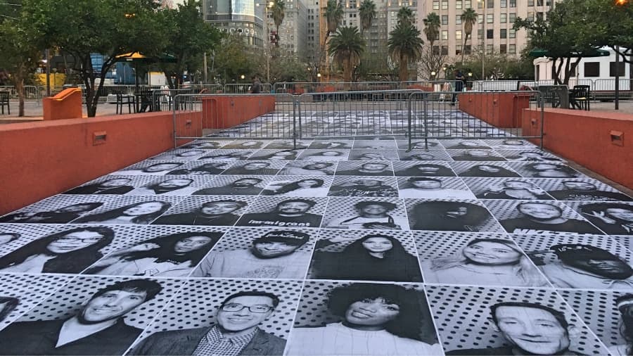 Rostros de soñadores en la explanada de Pershing Square, en el centro de Los Ángeles.
