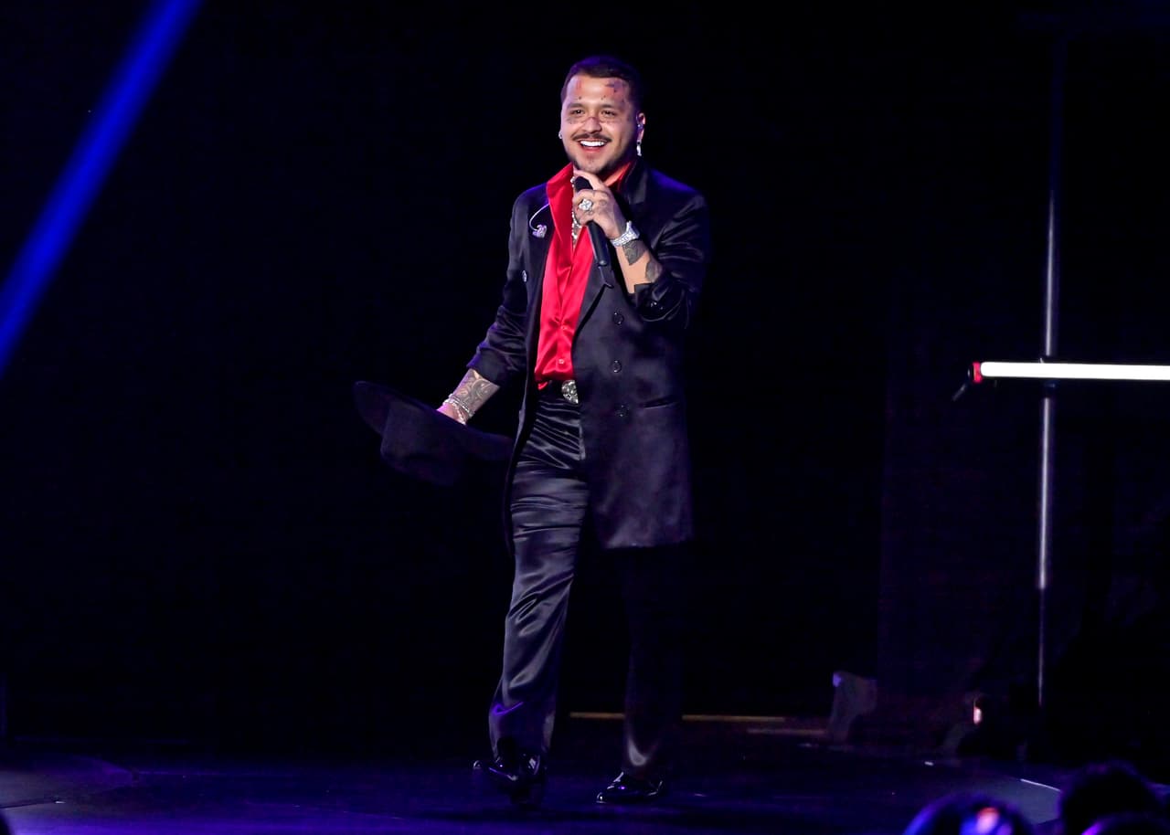 <h2 class="cms-H2-H2">Christian Nodal</h2>
<br>
<br>El mexicano tuvo mucho dolor luego de terminar con Belinda, y aunque no le dedicó directamente una canción, 'No Somos Ni Seremos'. Una parte de la canción dice:
<i>“Quise mi piel llenarla de tatuajes pa’ cubrir los besos que dejaste". </i>