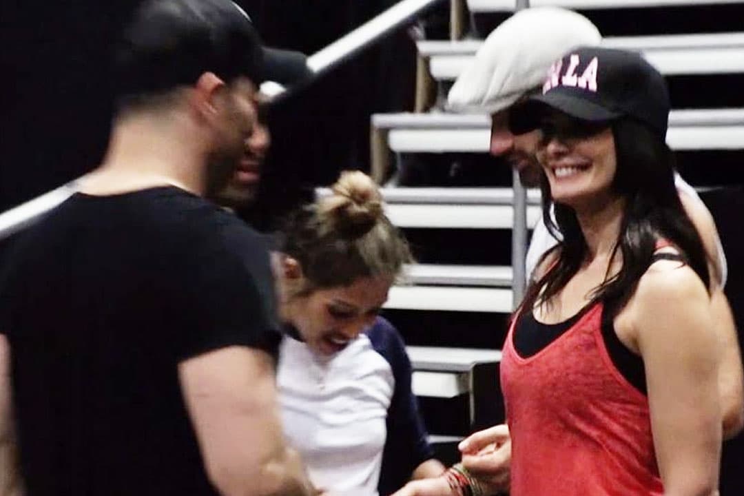 Ya estando juntos, comenzaron a bromear, dejando ver esas miradas que han provocado rumores entre la producción y los fans de ambas celebridades.