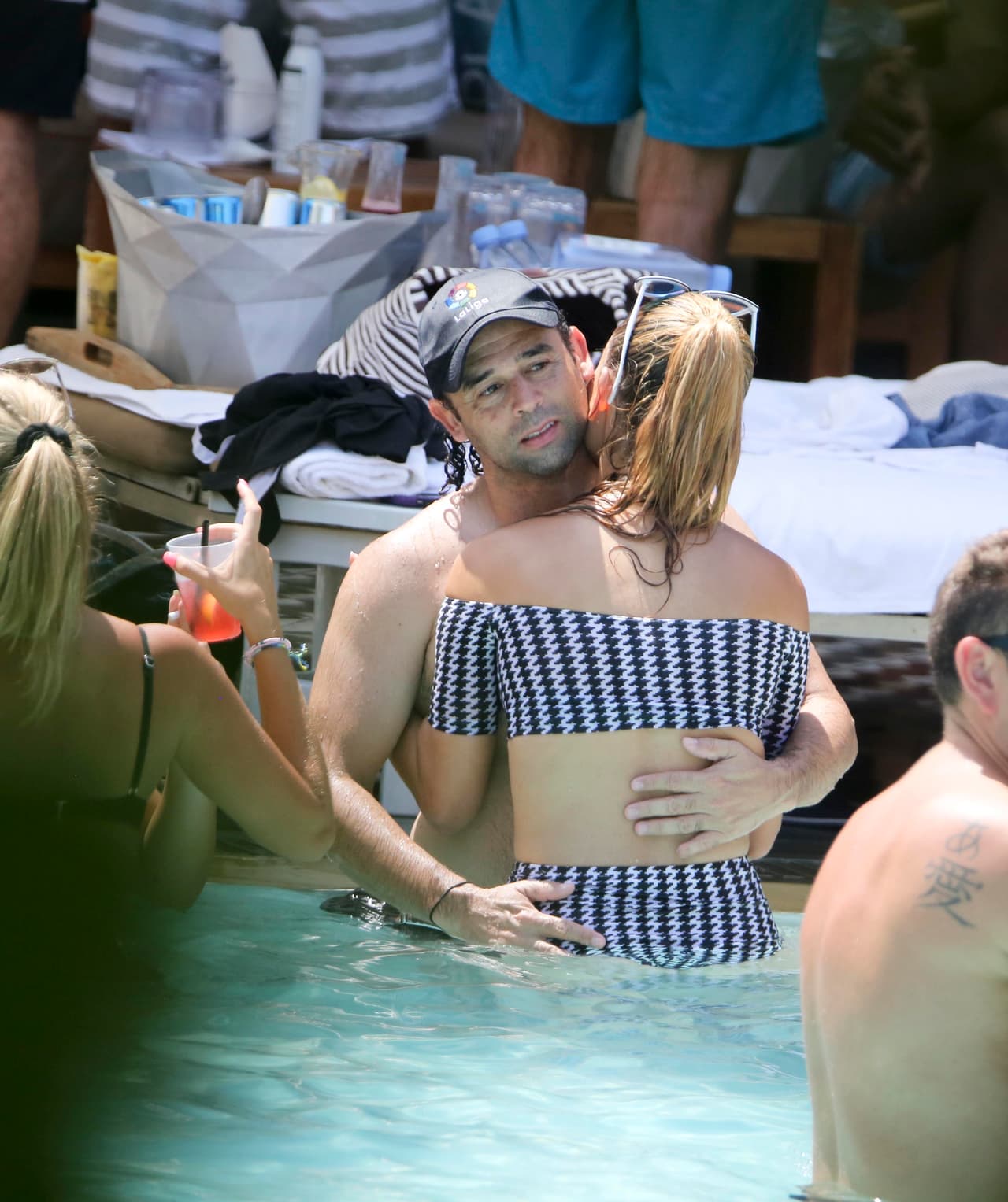 También mostró lo bien que se lleva con su marido.