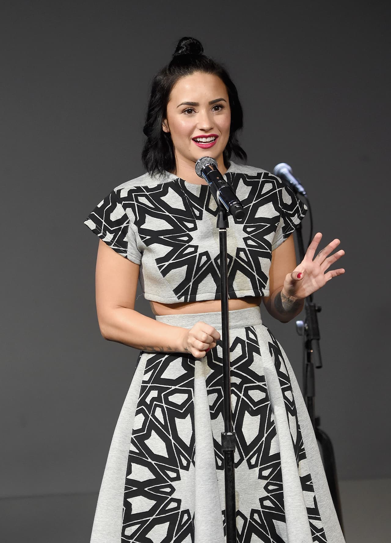 Demi ha sido blanco de críticas debido a que no todo el mundo está de acuerdo con sus looks, y es que a decir verdad en ocasiones se sale de lo convencional.