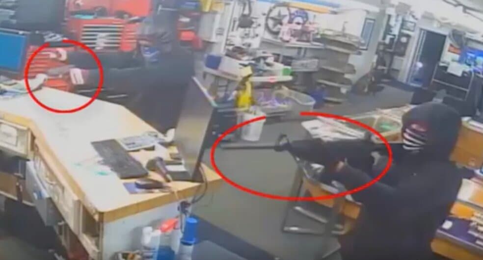 Cámaras captan momento en que hombres armados roban joyería al sur de Austin