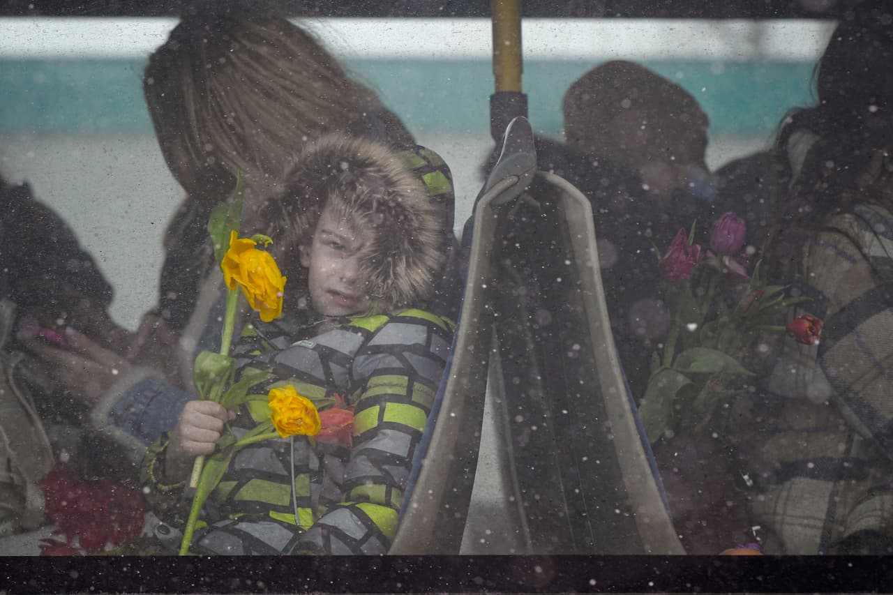 Una niña en uno de los autobuses que llegan de Ucrania en Siret, Rumania. La ONU anunció este martes que
<a href="https://www.univision.com/noticias/mundo/cientos-ninos-cruzan-solos-fronteras-escapar-ucrania">la cifra de refugiados</a> había rebasado los más de dos millones de personas, el éxodo que ha crecido con mayor velocidad desde la Segunda Guerra Mundial. La mitad de ellos son niños, según UNICEF.