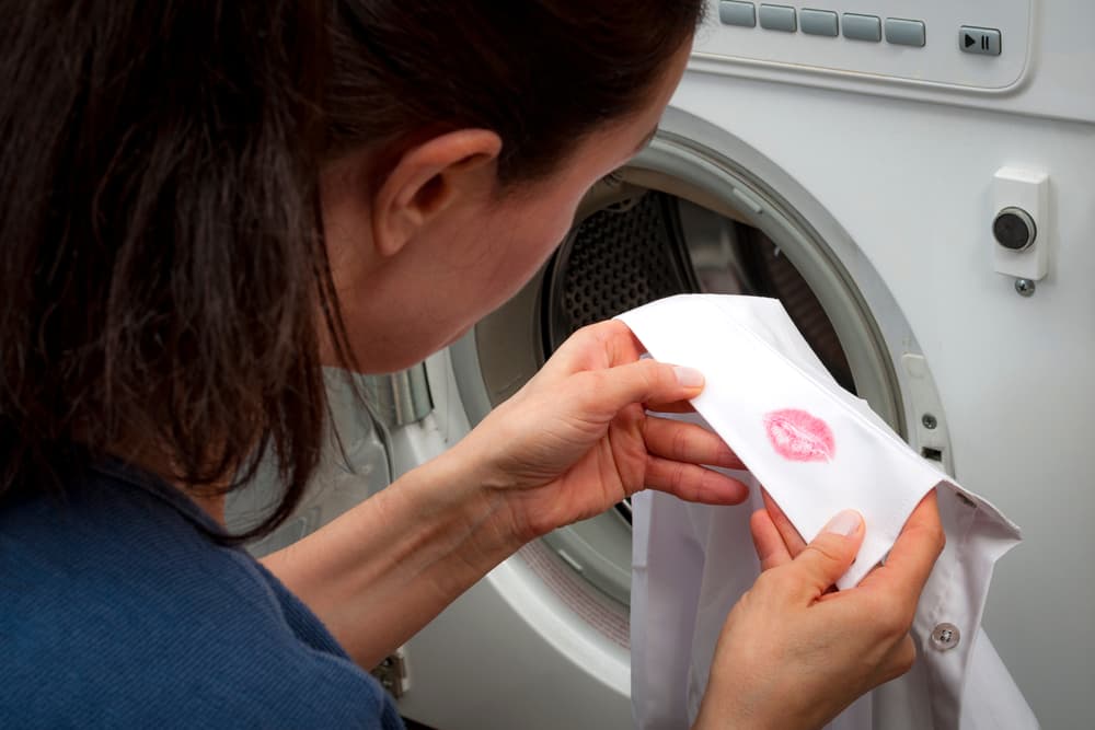 Más tarde sería peor, pero lo importante es que no te dejes llevar por apariencias en ningún momento pues podrías ser injusto y luego decir algo que no era conveniente, peo entonces será demasiado tarde para retractarte. Recuerda, a veces es preferible callar, antes de decir algo bajo un estado emocional intenso. Siempre puedes arreglar una omisión, pero no una afirmación.