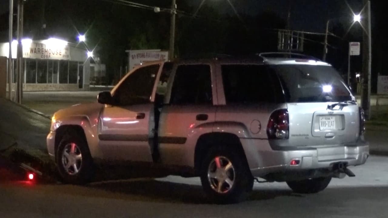 En una gasolinera Conoco Phillips, ubicada en la cuadra 4800 de Airline cerca de North Freeway.