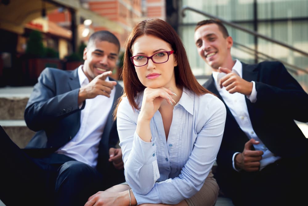 Peligros que debes evitar: Prestarle atención a las murmuraciones y comentarios de personas envidiosas o chismosas que se te acercarán para llenarte la cabeza de humo.