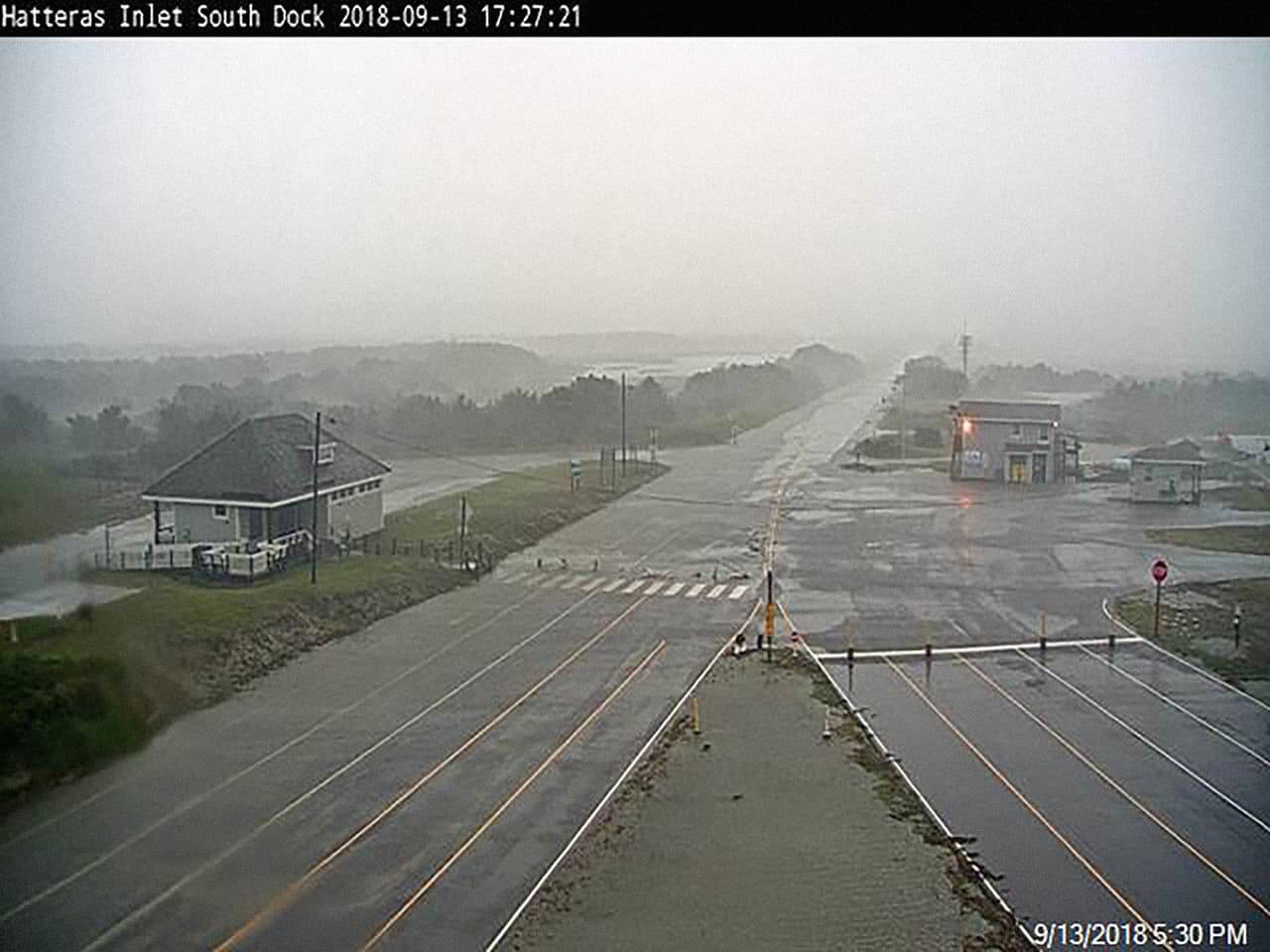 La ciudad de Hatteras, a unas 200 millas al este de Raleigh, recibe los embates de Florence en Carolina del Norte.