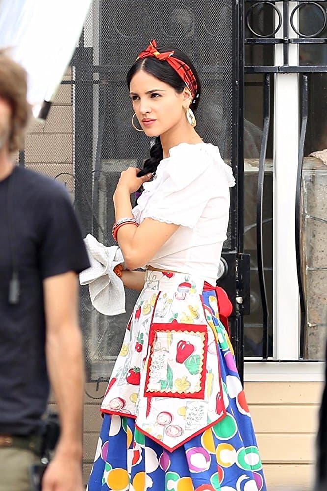 Durante el rodaje, Eiza estuvo de buen humor y lució algunos atuendos muy excéntricos de acuerdo a su personaje.