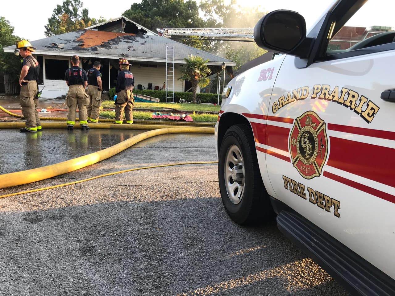Los bomberos lograron contener el fuego que afectó mayormente el techo de la vivienda.