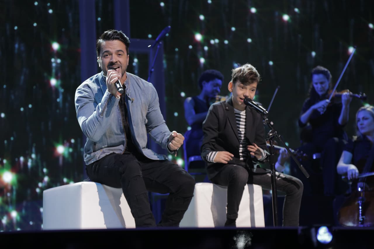 Luis Fonsi y Adrian Martin cantan juntos 'No Me Doy Por Vencido' en Teletón USA.