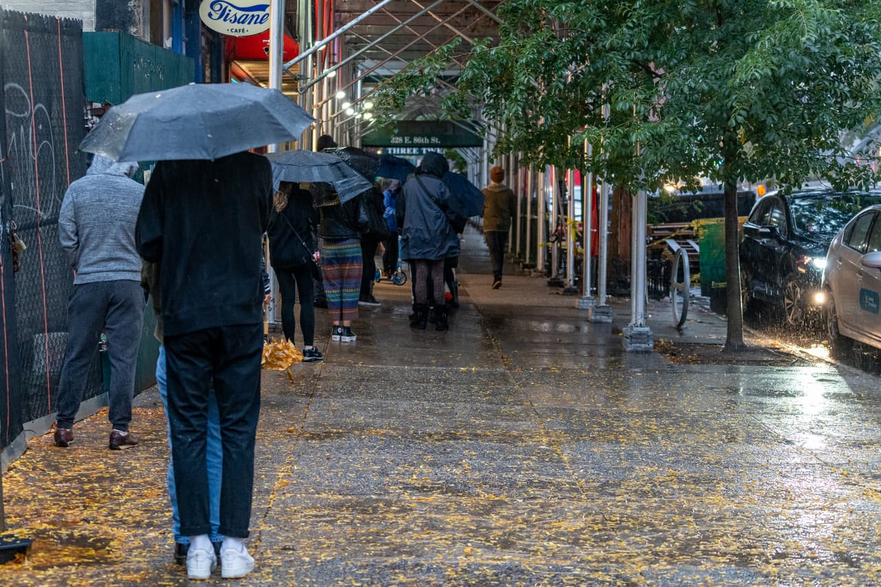La lluvia que ha traído Zeta a nuestra área no impide que los neoyorquinos vayan a hacerse la prueba del coronavirus. La foto fue tomada el jueves en la ciudad de Nueva York.