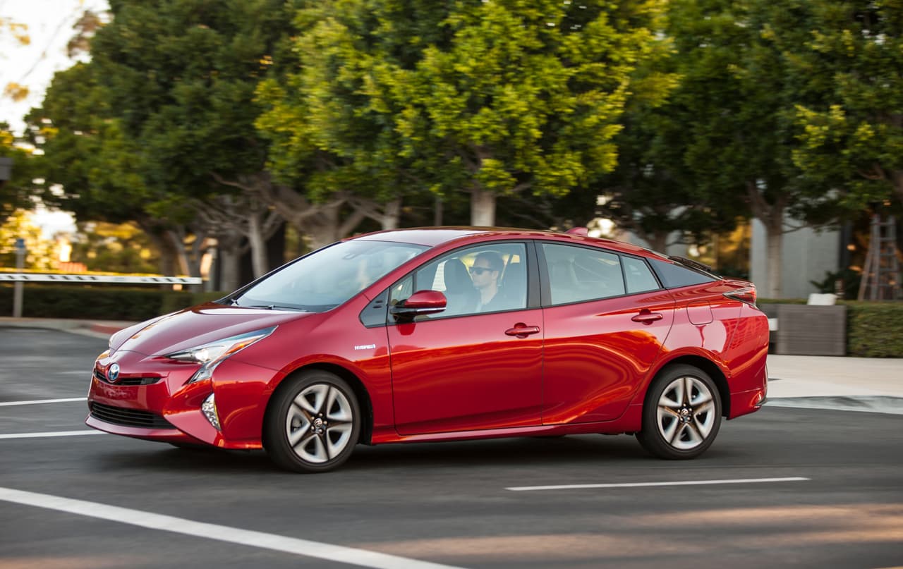1er. puesto - Toyota Prius: Según YourMechanic, el Toyota Prius, el vehículo híbrido más vendido en los Estados Unidos y el mundo, con sólo 4,300 dólares en mantenimiento necesarios en el transcurso de 10 años, es también el más económico de mantener.