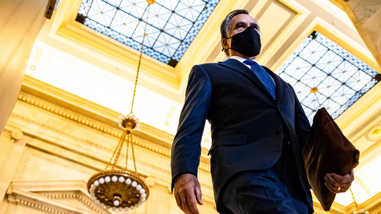 Mitt Romney sufrió caída que lo dejó inconsciente y con el rostro visiblemente golpeado