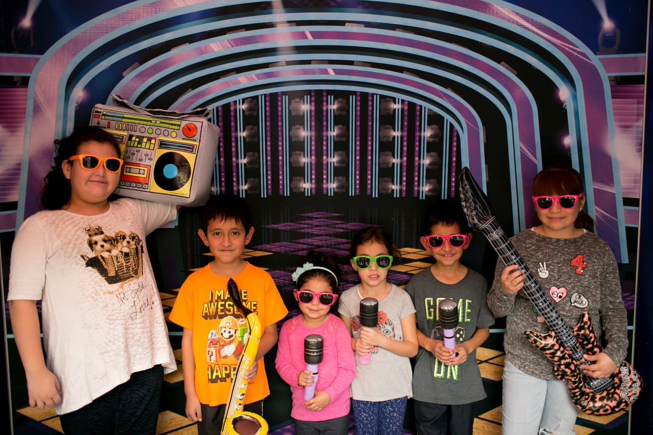 Niños de Los Angeles y sus familias disfrutaron del Carnaval de Diversión de Pequeños Gigantes.