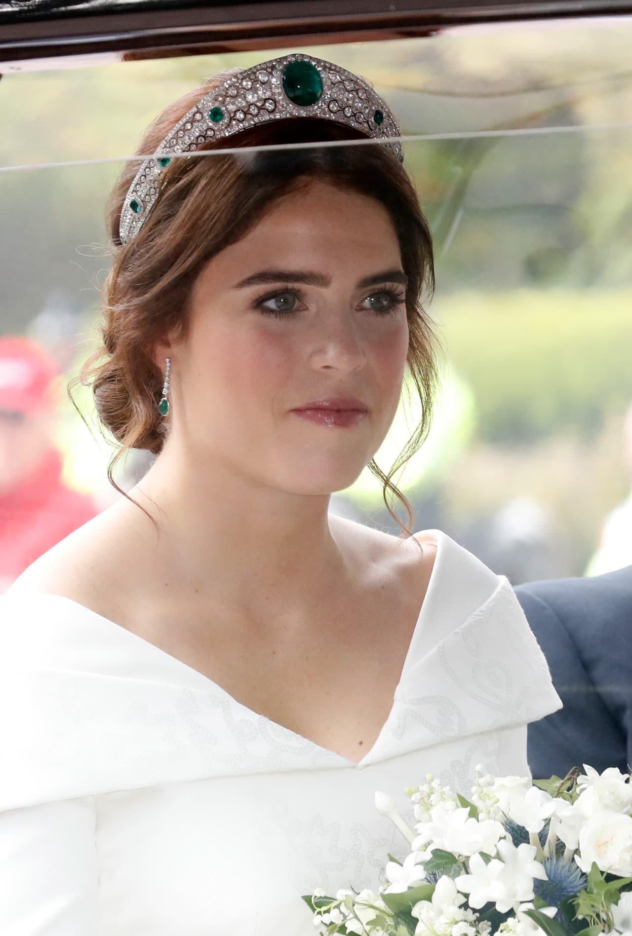 Desde las primeras imágenes, vimos a la princesa Eugenie de York que llegó radiante con un vestido blanco de escote en V.