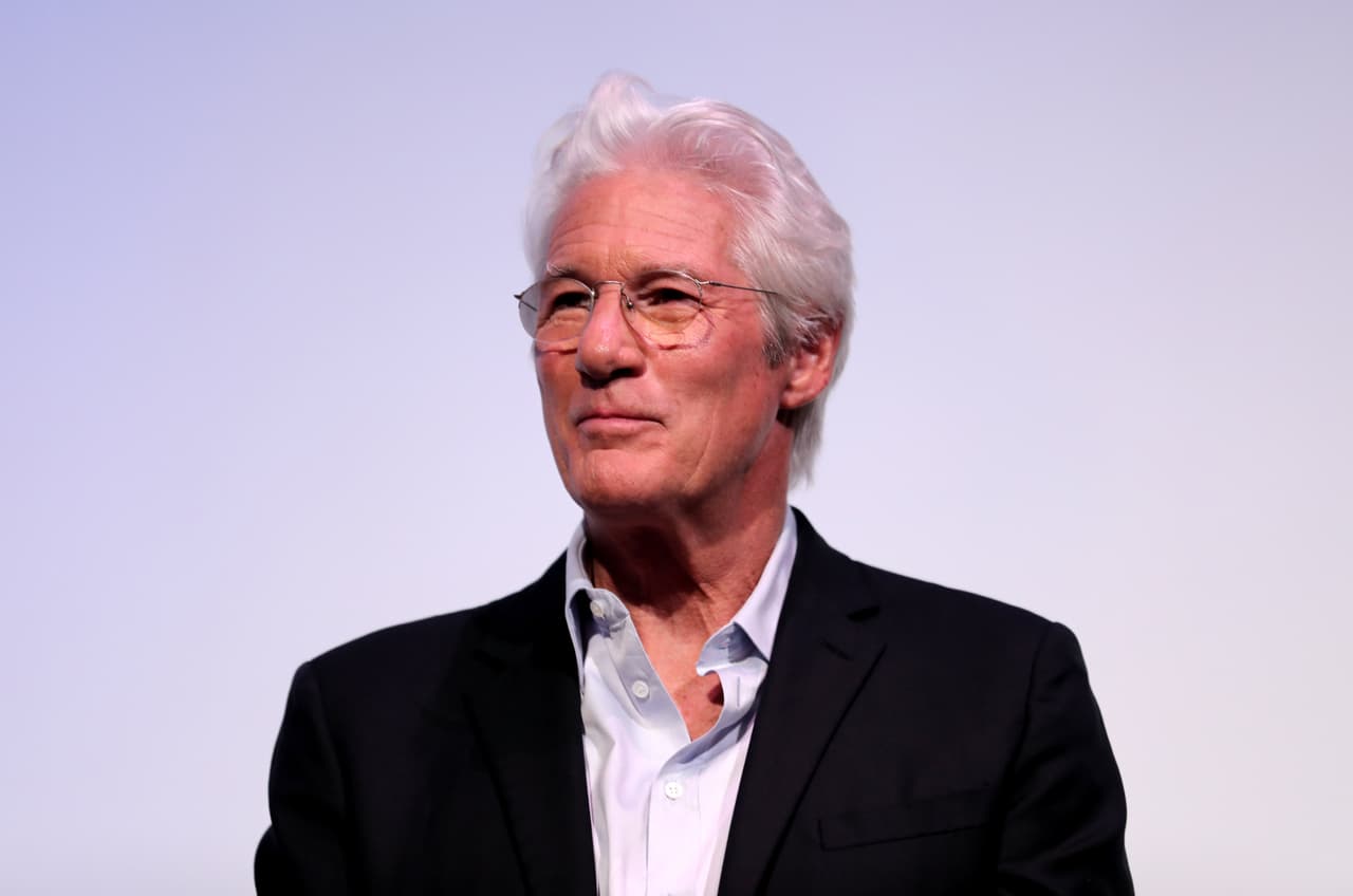 <b>Richard Gere. </b>Richard Gere tiene raíces humildes en Filadelfia, donde su padre era agente de seguros. Ambos padres de Gere eran descendientes directos de inmigrantes que llegaron al país en el Mayflower. Quizás lo recuerdas en su estelar como Edward Lewis en la ultra taquillera "Pretty Woman" con Julia Roberts.