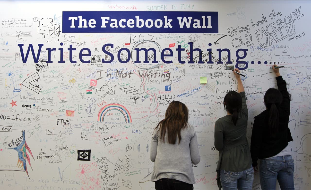 <b>“El Muro”, septiembre de 2004.</b> A finales de año Facebook lanzó "The Wall", un área en el perfil de los usuarios donde los amigos y seguidores pueden publicar mensajes que pueden ser vistos por todos, una función que hizo que los estudiantes regresaran a la aplicación con frecuencia. En diciembre de ese año la compañía anunció que alcanzó el primer millón de usuarios activos y en septiembre de 2005, se extendió a los estudiantes de secundaria en EEUU.