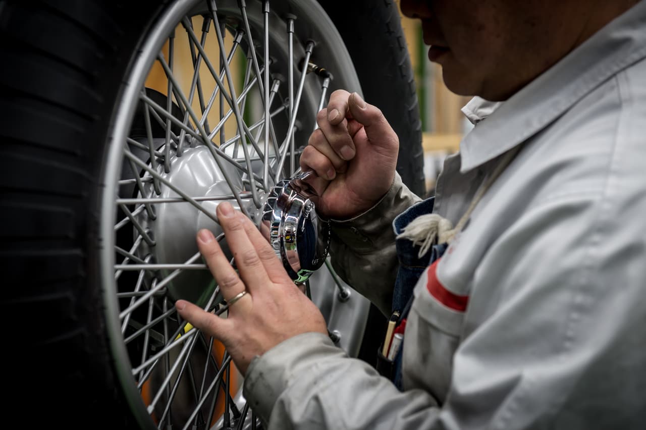 Uno de los maestros artesanos 
<i>Takumi</i> de Nissan arma una de las 
<b>ruedas de rayos metálicos de 19 pulgadas</b> del Infiniti Prototype 9.