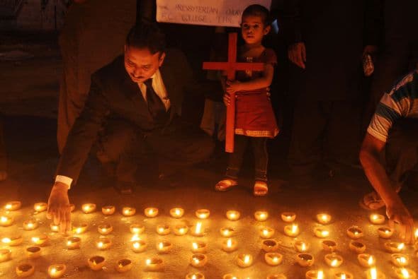 Pakistán amaneció conmocionado por la peor matanza cometida por los talibanes contra la comunidad cristiana, que costó la vida a más de ochenta personas y pone en jaque la estrategia de diálogo del Gobierno con los radicales. El último recuento ha elevado a 82 el número de fallecidos, que aún puede subir dado el estado crítico de varios de los más de 140 heridos ingresados en hospitales de la localidad noroccidental de Pesháwar, en una de cuyas iglesias se produjo la masacre. "No teníamos palabras ante el horror que teníamos delante", explicó hoy a Efe el director de la Liga Interconfesional de Pakistán (APIL), el cristiano Sayid Ishaq, quien visitó ayer junto a diversas autoridades regionales a las víctimas hospitalizadas. "No es solo un atentado contra nuestra minoría, sino también contra la humanidad de este país", dijo Ishaq, quien calificó la situación tras el ataque "como la peor sufrida hasta ahora por los cristianos paquistaníes".