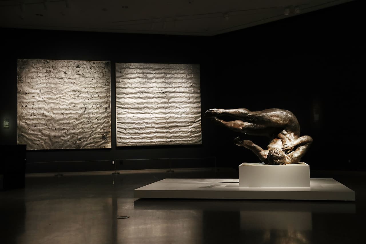 La controversial escultura "Tumbling Woman" del artista Eric Fischl, forma parte de la selección que integra "Rendering the Unthinkable: Artists Respond to 9/11".