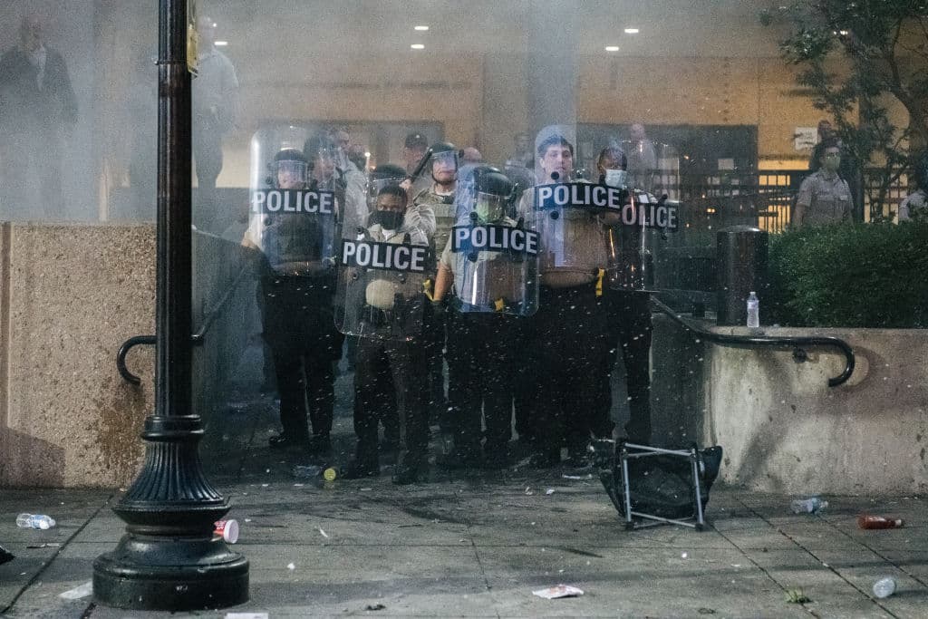 Oficiales de la policía de Louisville disolvieron la manifestación por el caso de Breonna Taylor con gases lacrimógenos y equipos antidisturbios. La madre de Breonna Taylor,Tamika Palmer, alegó en una demanda civil que la policía usó información errónea cuando ingresaron al apartamento de su hija, ejecutando una orden de allanamiento para buscar narcóticos, pero no encontraron nada dentro de la vivienda.