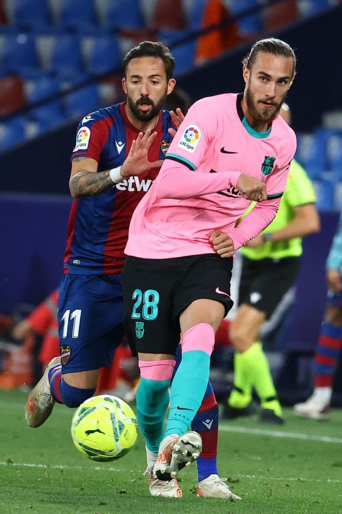 Con el empate 3-3 del Barcelona frente al Levante, parece que los catalanes no quieren ganar La LIga y le dan oportunidad al Real Madrid y al Atlético de Madrid de separarse a en la tabla.