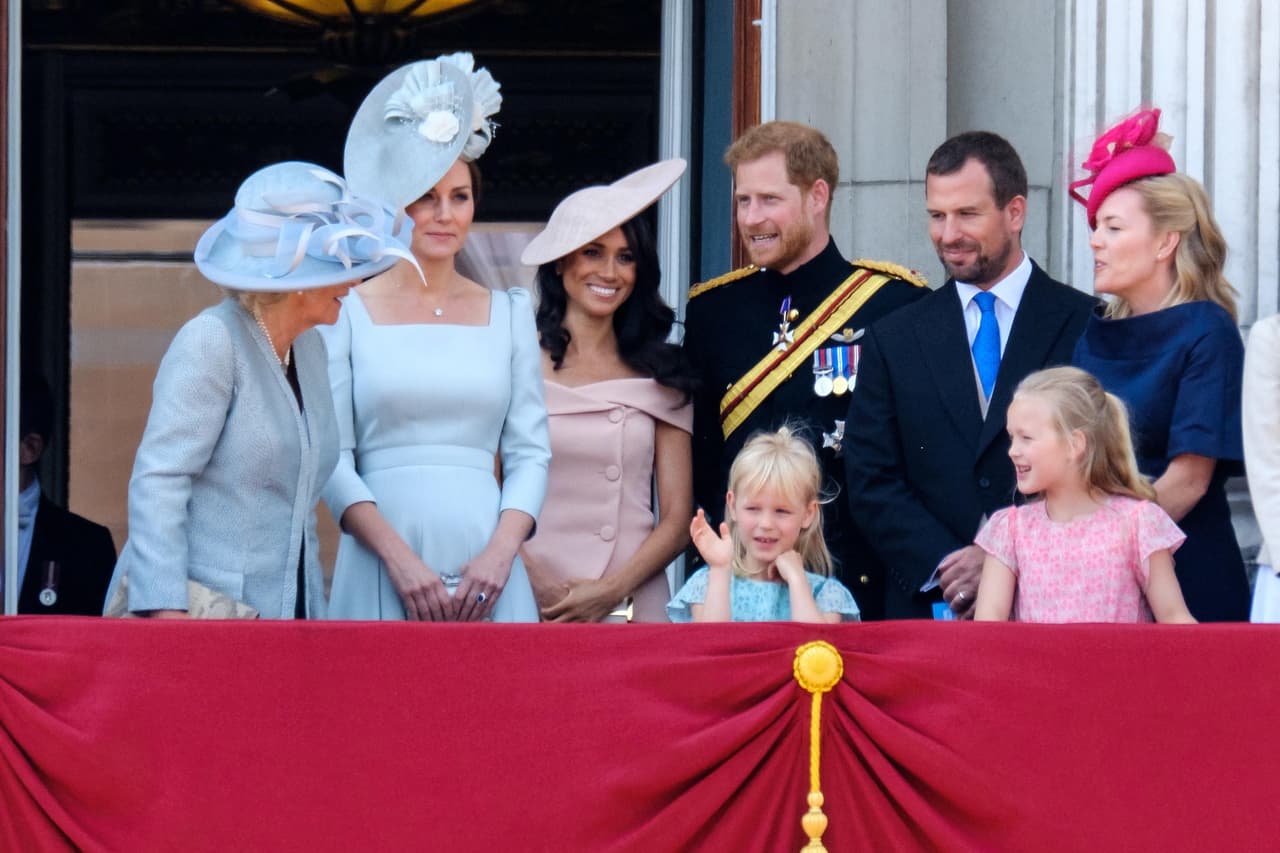 Los Sussex se decidieron a dar las declaraciones a la estadounidense porque tenían que hablar ahora o nunca: "Había 
<b><a href="https://www.univision.com/famosos/meghan-markle-hablo-oprah-winfrey-voz-fotos" target="_blank">tantas cosas que no pudieron decir</a></b> (antes de retirarse de sus roles reales)", dice el texto. 
<br>