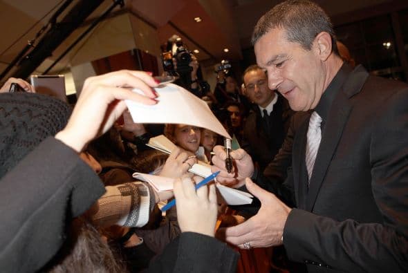 ANTONIO BANDERAS- Los tiempos en que Antonio Banderas se mantenía únicamente de su carrera como actor han quedado atrás, por eso el español se ha hecho del 10% de Hojiblancas, cooperativa aceitera que factura 356 millones de euros (más de $477 millones).