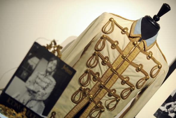 JOHN LENNON- El trabajo que Lennon hizo en la música lo llevó a ser uno de los artistas más reconocidos y recordados a nivel mundial, al grado de poner en puja varias de las pertenencias que lo rodearon durante su vida. La más reciente fue la del traje blanco que utilizó Lennon para la portada del disco "Abbey Road" de The Beatles. Por la prenda se pagaron $46 mil y fue vendido por internet a una persona que se mantiene en anonimato.