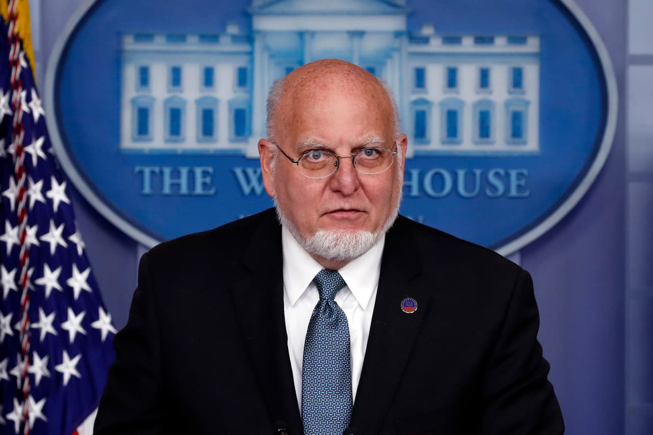 El Dr. Robert Redfield, director de los Centros para el Control y la Prevención de Enfermedades, habla sobre el coronavirus en la Sala de prensa James Brady Press de la Casa Blanca, el viernes 17 de abril de 2020 en Washington.