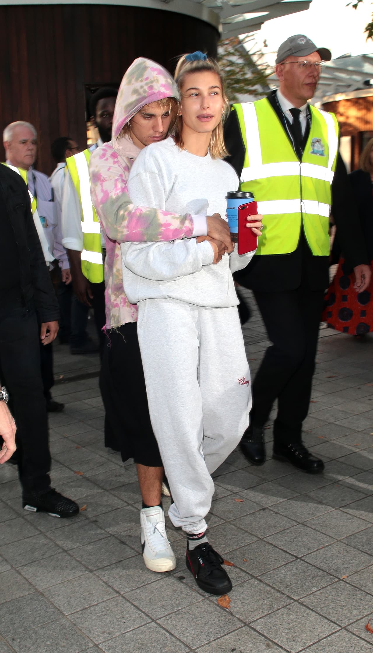 Hailey y Justin iniciaron una 
<b>amistad de adolescentes</b>, que en 2016 se convirtió en algo más, aunque no fue nada formal: "
<b>No somos una pareja exclusiva</b>. [...] Está a punto de salir de gira. Las relaciones a esta edad ya son complicadas, pero realmente no me gusta hablar de eso porque es entre él y yo", explicó la modelo a E! News, luego de que el canadiense publicó una foto en Instagram donde aparecían besándose.