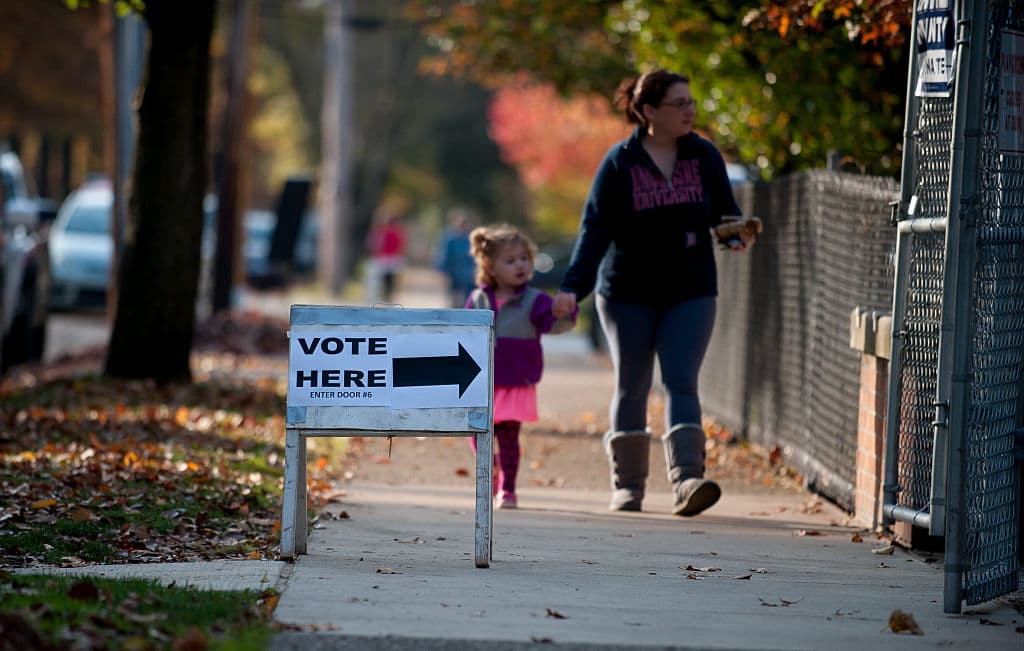 Muchos padres de familia asistieron a emitir su voto con sus hijos.