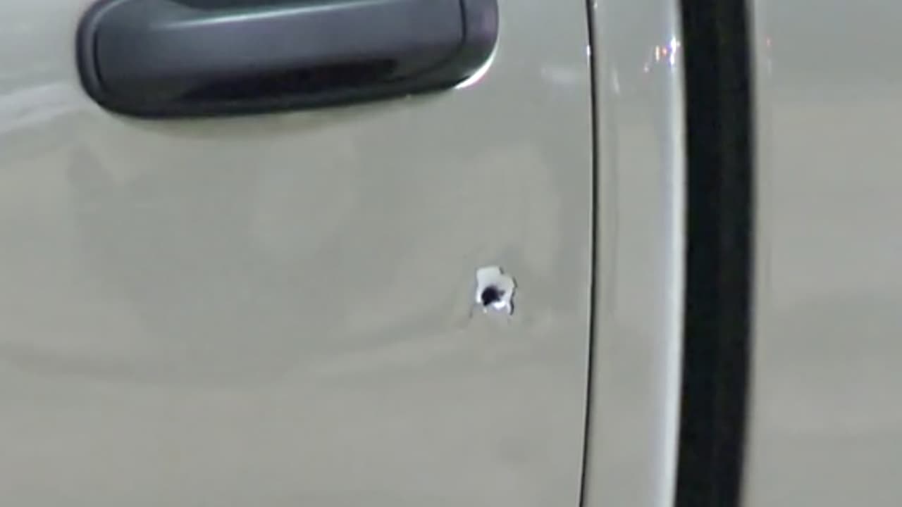 Las autoridades no tienen una descripción clara de los sospechosos, pero se sabe que eran dos afroamericanos que iban en un vehículo color oscuro, tal vez un Dodge Magnum.