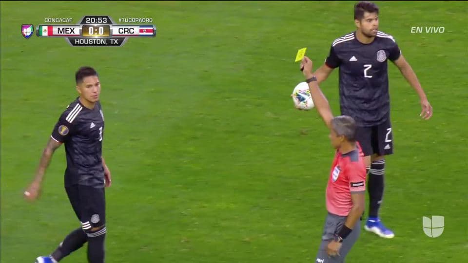 Tarjeta amarilla. El árbitro amonesta a Carlos Salcedo de Mexico