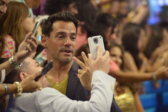 Nos encantan los selfies. We can't get enough of them! Y si no, pregúntenle a los que desfilaron la alfombra de Premios Juventud.