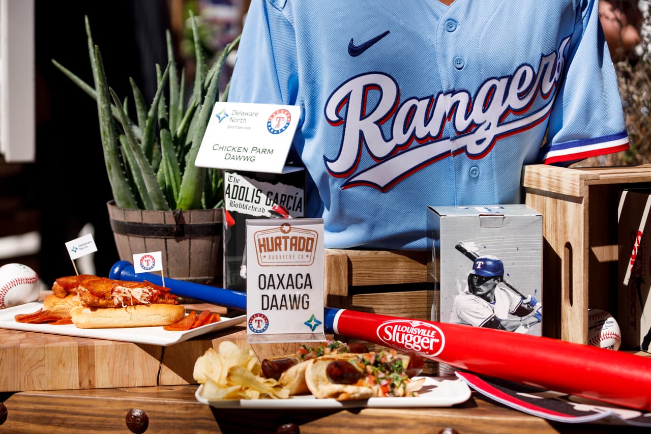Otros de los platillos latinos, el Oaxaca Daawg también es parte del menú de los Texas Rangers en su estadio.