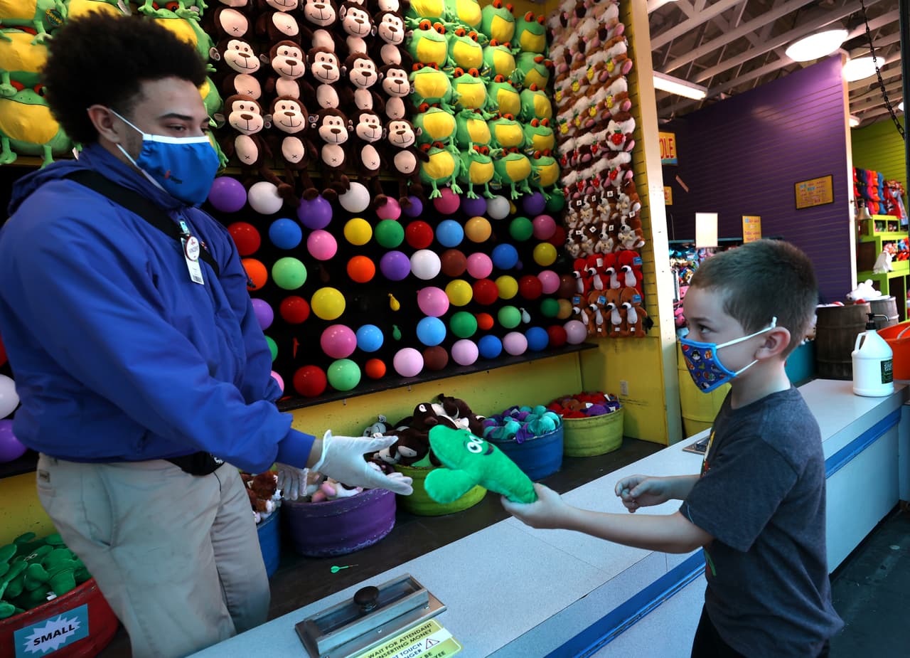 A medida que algunas industrias comenzaron a abrir sus puertas, el riesgo de contagios aumentaba.