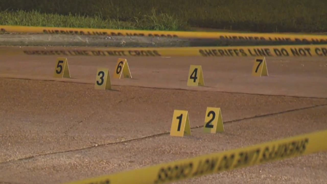 El sheriff González también está pidiendo colaboración ciudadana para tratar de resolver este crimen: “Si usted opera un negocio o vive cerca de las calles Francitas, Pleasanton, Fruitvale or West Rd, revise sus cámaras entre la 1 y las 2 am de esta mañana. Si sabe algo sobre este tiroteo, por favor llame al 713–221-6000 o a Crime Stoppers al 713-222- 8477.