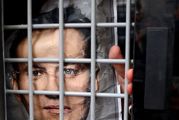 El alcalde en funciones de Moscú, Serguéi Sobianin, se pronunció a favor de que el dirigente opositor Alexéi Navalny se presente a las elecciones al Ayuntamiento de la capital rusa del próximo 8 de septiembre. Navalny decidió retirar su candidatura tras ser condenado la víspera a cinco años de cárcel en un caso de robo de madera y fraude, lo que de hecho le inhabilitaba para tomar parte en unas elecciones. Después de su arresto, condena y posteriores demostraciones en St. Petersburg y otras ciudades rusas, el bloguero fue puesto en libertad en forma inesperada. Al quedar en libertad hasta que se resuelva la apelación de la sentencia, el opositor podría concurrir teóricamente a los citados comicios. Tras abandonar la prisión preventiva de la ciudad de Kírov, unos 900 kilómetros al este de la capital, Navalny señaló que tomara una decisión cuando vuelva a casa. Mientras, el veterano opositor liberal, Borís Nemtsov, animó hoy a Navalny a postular su candidatura, "continuar hasta el final y ganar". "Estoy convencido de que si en las elecciones recibe más de un millón de votos, no se atreverán a encerrarlo. La garantía de inmunidad de Navalny depende directamente del apoyo popular", apuntó. Navalny, bloguero anticorrupción que sacó a la luz los trapos sucios del partido del Kremlin, era considerado hasta su condena ayer a cinco años de cárcel el dirigente opositor con mayor gancho electoral. Los analistas no creen en una posible victoria de Navalny en las elecciones a la alcaldía, pero consideran que su condena sí puede traerle réditos electorales. Uno de los organizadores en diciembre de 2011 de las mayores protestas antigubernamentales desde la caída de la Unión Soviética, Navalny fue el dirigente más votado cuando la oposición extraparlamentaria decidió crear un consejo coordinador.