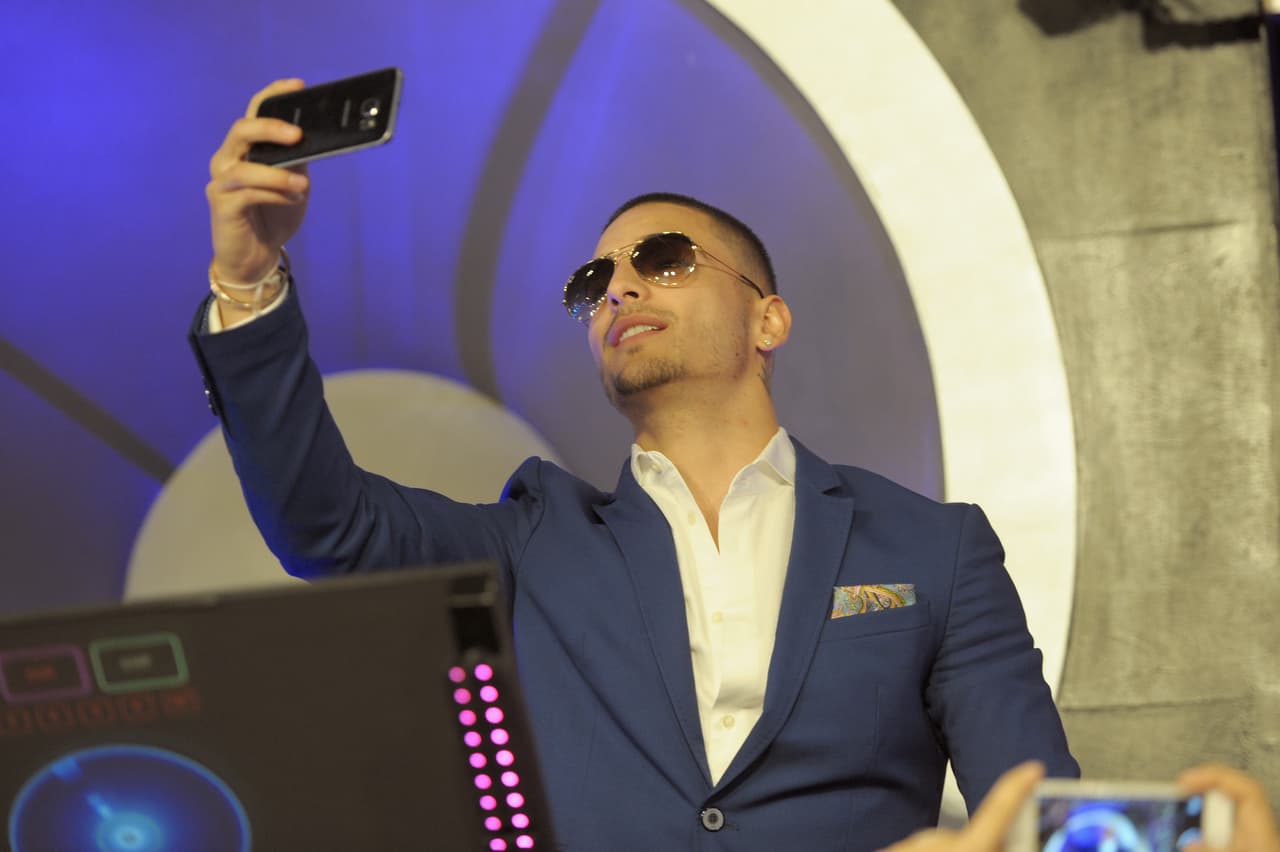 Maluma también reconoció que sus vidas apuradas no dejan que fluya su relación.