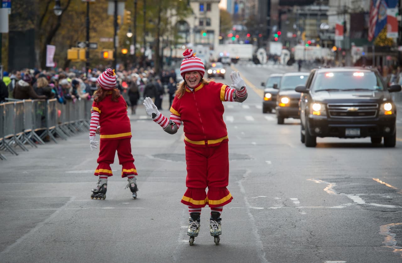 Algunos hacen la travesía de la marcha del día de Thanksgiving en patines. 
<br>