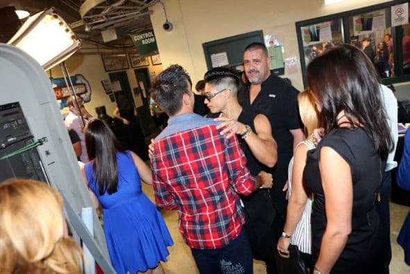 Minutos antes de su presentación, todos corrían de aquí a allá.