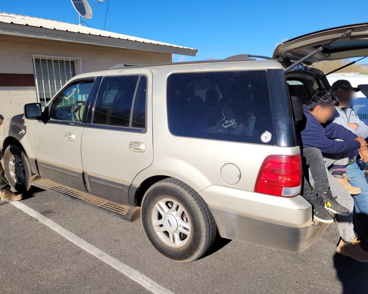 Otros inmigrantes sin papeles son 
<b>localizados hacinados dentro de vehículos</b>.