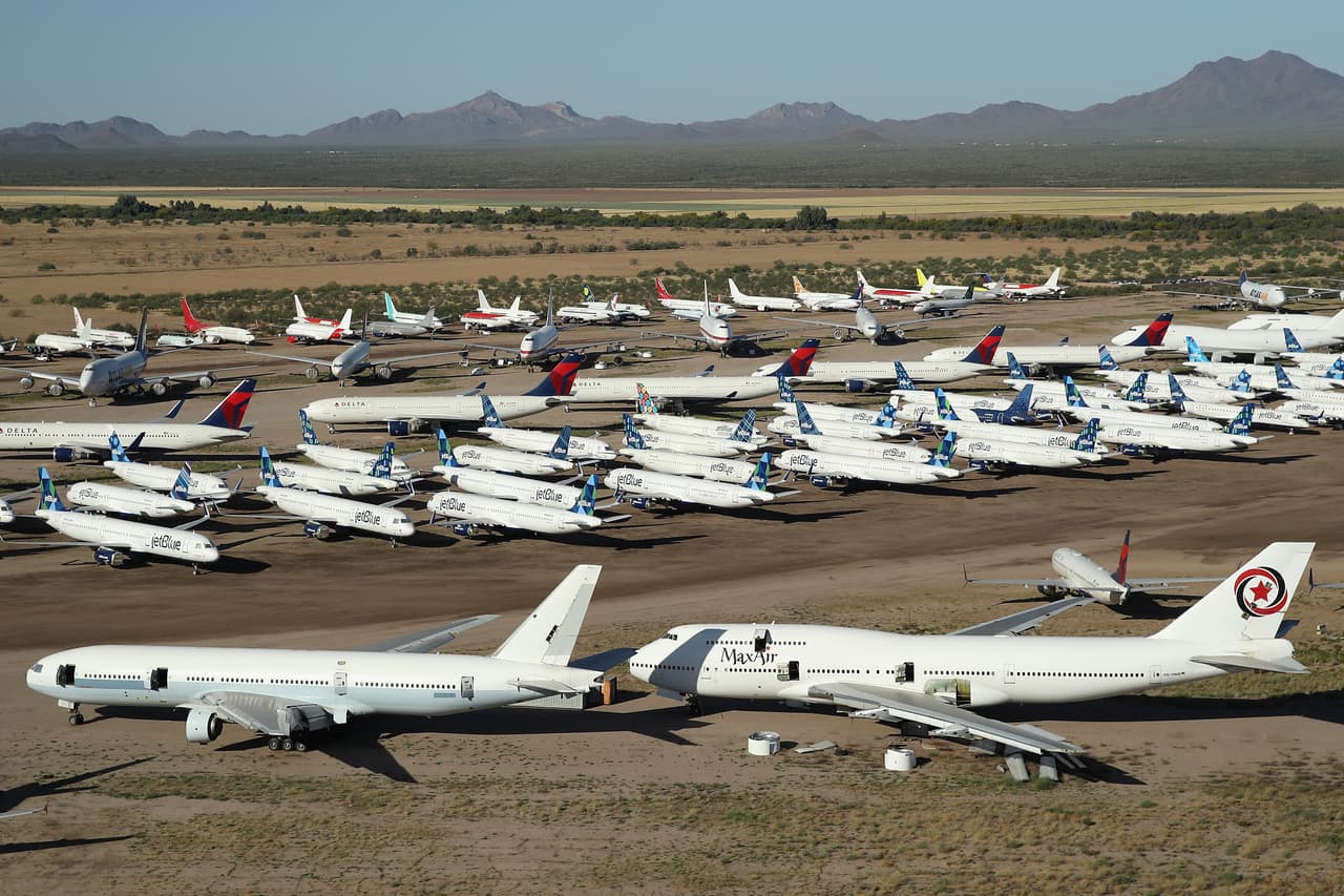 En la imagen se observan dos aviones sin marca que al parecer forman parte del cementerio de aviones.